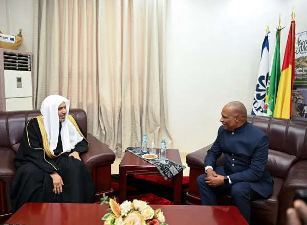 Le Premier ministre de la République de Guinée-Bissau, M. Rui Duarte de Barros, a accueilli le Secrétaire général, Président de l’Organisation des savants musulmans, cheikh Mohammed Alissa au siège du gouvernement