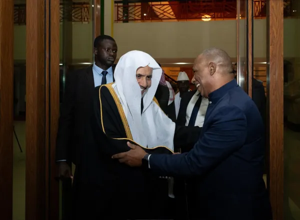 أمين عام رابطة العالم الإسلامي يقف على برامج جراحات العيون في "غينيا بيساو"