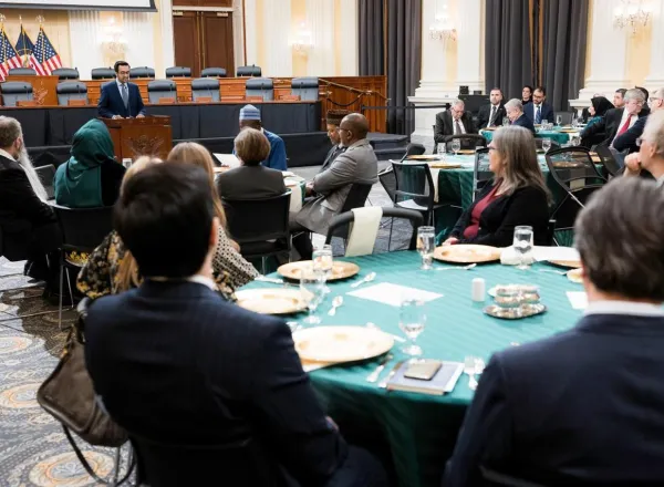 La Ligue islamique mondiale rassemble les représentants des religions et les décideurs politiques lors du premier dîner d’iftar du Ramadan au Congrès américain