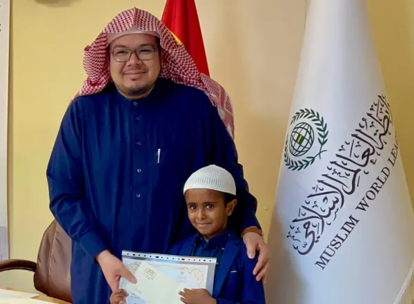Le Centre de la Ligue islamique mondiale à Madrid a clôturé le concours de mémorisation et de récitation du Saint Coran, dans ses différentes catégories, destiné aux femmes, hommes, enfants et convertis, organisé à l’occasion du mois de Ramadan
