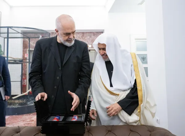 Le Premier ministre albanais, M. Edi Rama, a accueilli au siège de la Primature le Secrétaire général, Président de l’Organisation des savants musulmans, cheikh Mohammed Alissa