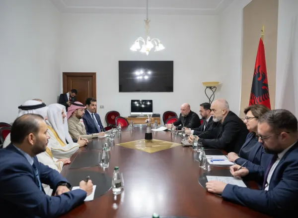 Le Premier ministre albanais, M. Edi Rama, a accueilli au siège de la Primature le Secrétaire général, Président de l’Organisation des savants musulmans, cheikh Mohammed Alissa