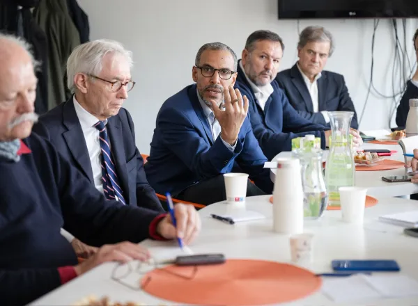 Le quotidien L’Opinion a accueilli, dans ses locaux à Paris, une table ronde avec le Secrétaire général, Président de l’Organisation des savants musulmans, cheikh Mohammed Alissa.