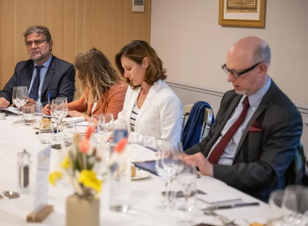 En respuesta a una invitación oficial de uno de los principales centros de reflexión y estudios de la capital francesa, París: