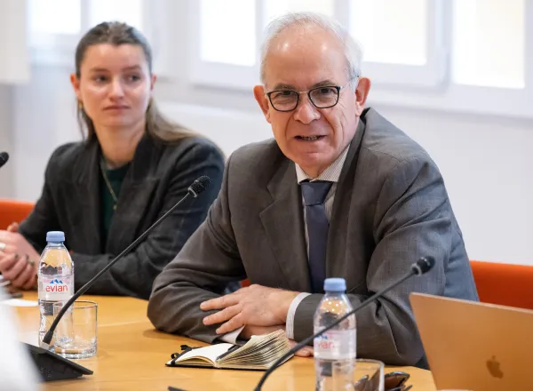En respuesta a una invitación oficial de uno de los principales centros de reflexión y estudios de la capital francesa, París: