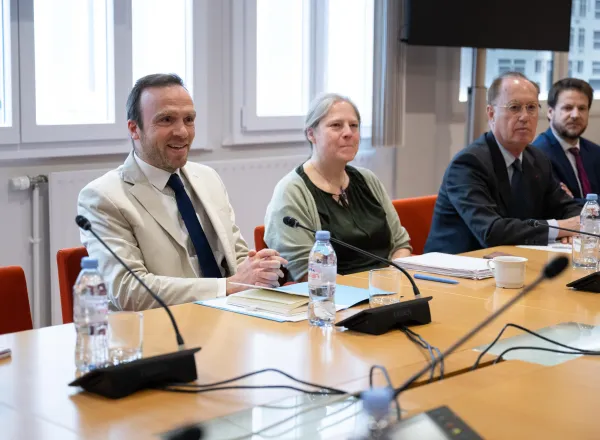 En respuesta a una invitación oficial de uno de los principales centros de reflexión y estudios de la capital francesa, París: