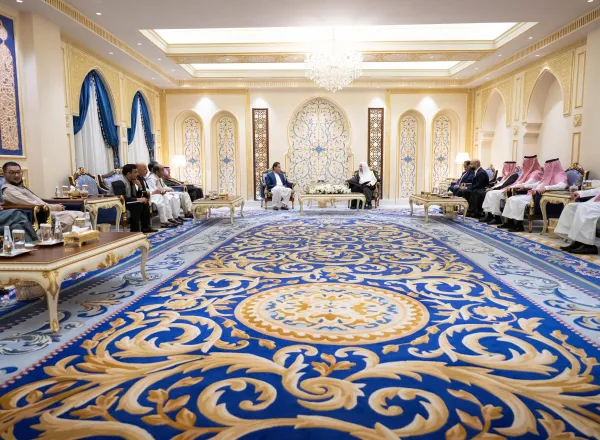 الأمين العام لرابطة العالم الإسلامي يستقبل رئيس البرلمان الباكستاني