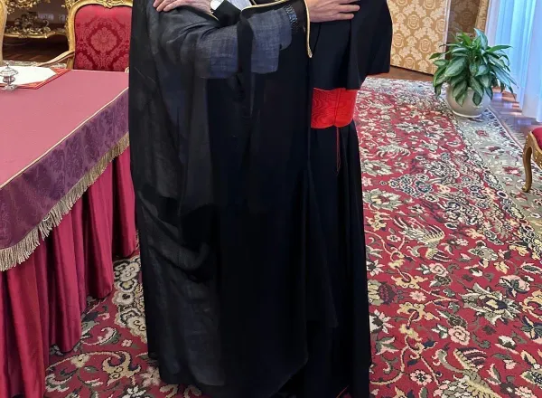 Après avoir participé aux funérailles, au vu de la considération de la Ligue dans le monde islamique et de ses relations privilégiées avec le Vatican :