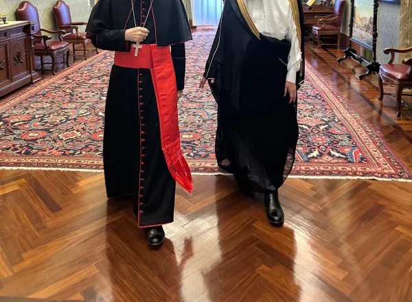 Après avoir participé aux funérailles, au vu de la considération de la Ligue dans le monde islamique et de ses relations privilégiées avec le Vatican :