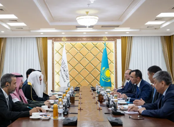 Ce matin : Le Secrétaire général de la Ligue islamique mondiale, Président de l’Organisation des savants musulmans, cheikh Mohammed Al-Issa a été accueilli par le Parlement du Kazakhstan, dans son siège à la capitale Astana