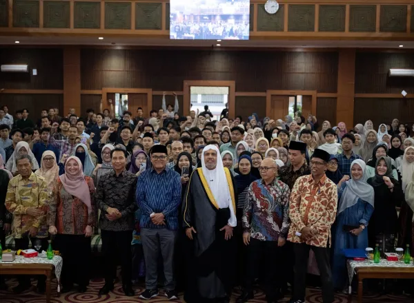 Le Secrétaire général cheikh Mohammed Al-Issa a donné une conférence publique à l’Université islamique d’État Sharif Hidayatullah dans la capitale indonésienne Jakarta
