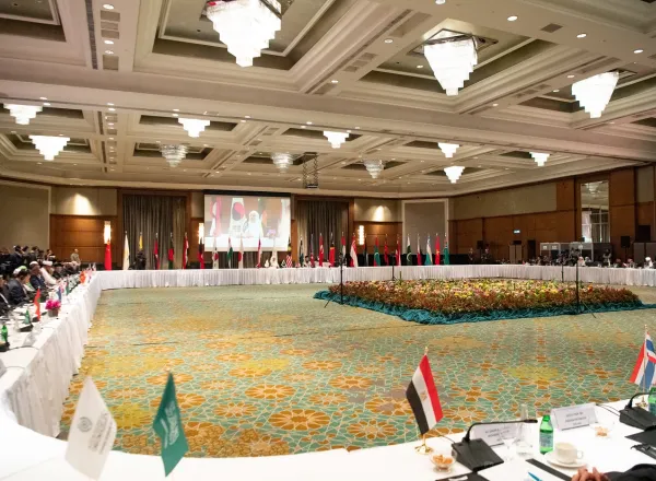 El Secretario General, el Sheij Mohammed Al-Issa, durante la conferencia de prensa con los medios asiáticos, después de la inauguración del "Consejo de Sabios de la ASEAN"