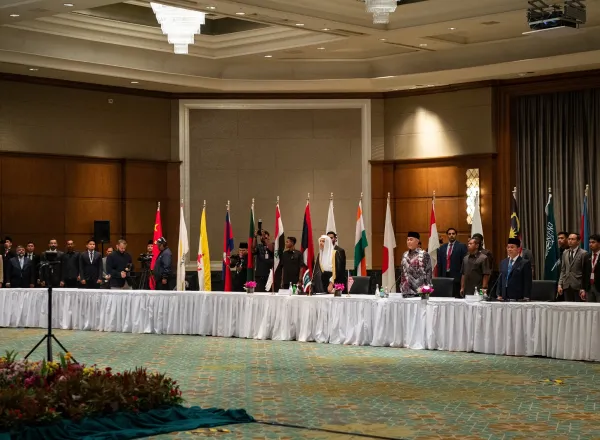 El Secretario General, el Sheij Mohammed Al-Issa, durante la conferencia de prensa con los medios asiáticos, después de la inauguración del "Consejo de Sabios de la ASEAN"