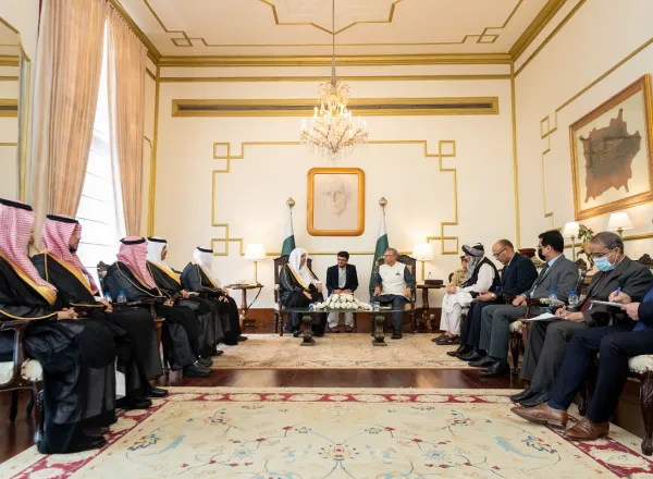 Pakistan President awards Secretary General of MWL “Crescent of Excellence” the highest in the country in appreciation of his efforts in spreading the message of peace in the name of Islam and combating “Islamophobia”: