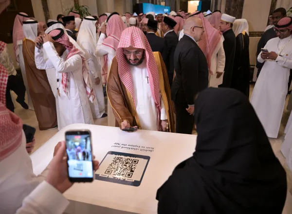 Voici les premiers instants du lancement de l’application « Minhaj », suivis de son téléchargement sur les téléphones par plusieurs hautes personnalités : éminents savants du monde islamique, représentants des pays à minorité musulmane