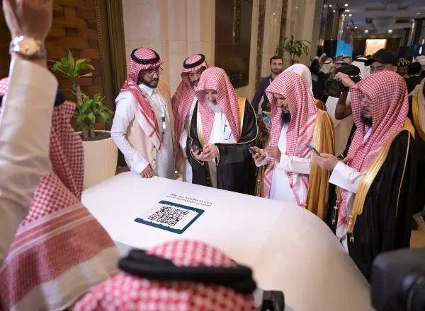 Voici les premiers instants du lancement de l’application « Minhaj », suivis de son téléchargement sur les téléphones par plusieurs hautes personnalités : éminents savants du monde islamique, représentants des pays à minorité musulmane