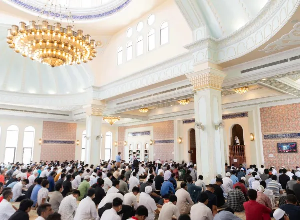 الشيخ العيسى يلقي خطبة الجمعة في الجامع الكبير.