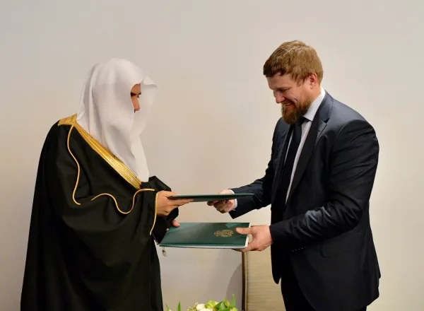 معالي الشيخ د. محمد العيسى يوقع في موسكو اتفاقية تعاون بين رابطة العالم الإسلامي والصندوق الحكومي