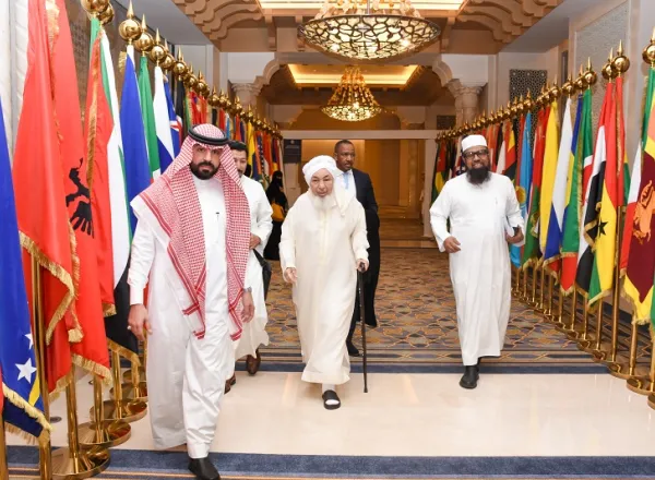 L’arrivée des hautes personnalités à la réunion du Haut-Conseil de la Ligue Islamique Mondiale.