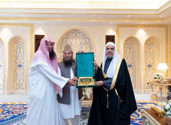 شیخ د.محمد العيسى در دفترش در مكه المكرمه، از جناب سناتور، دبیر کل انجمن مرکزی اهل حدیث در پاکستان، شیخ د.حافظ بخش استقبال كرد.