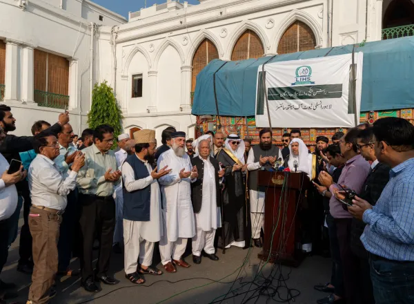 استقبل معالي حاكم إقليم البنجاب، السيد محمد بليغ الرحمن، في مقرّ الحاكم بمدينة لاهور، معالي الأمين العام، رئيس هيئة علماء المسلمين، الشيخ د.محمد العيسى