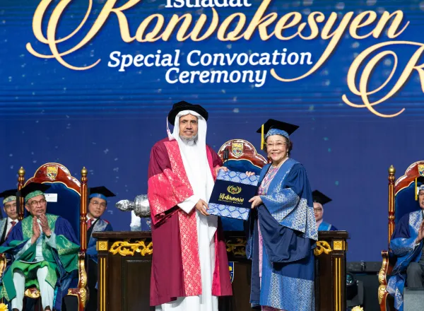 جامعة "مالايا" تمنح د.العيسى درجة الدكتوراه الفخرية في العلوم السياسية