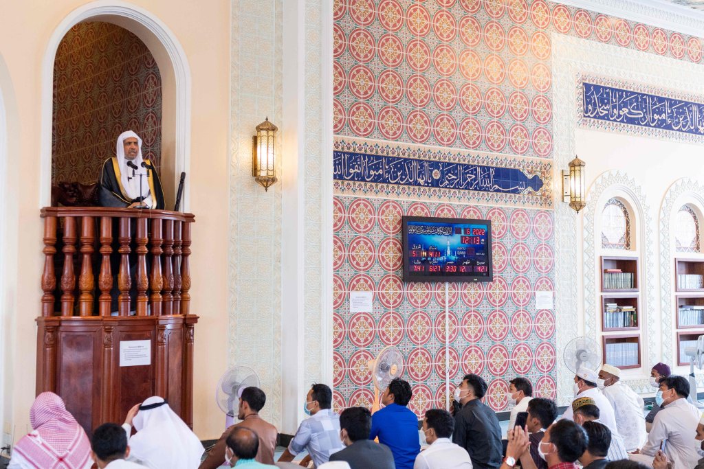 Suite à une demande des responsables musulmans cambodgiens Mohammad Alissa effectue le sermon du Vendredi dans la grande mosquée de la capitale Phnom Penh sur le rôle de la composante islamique dans la société nationale.