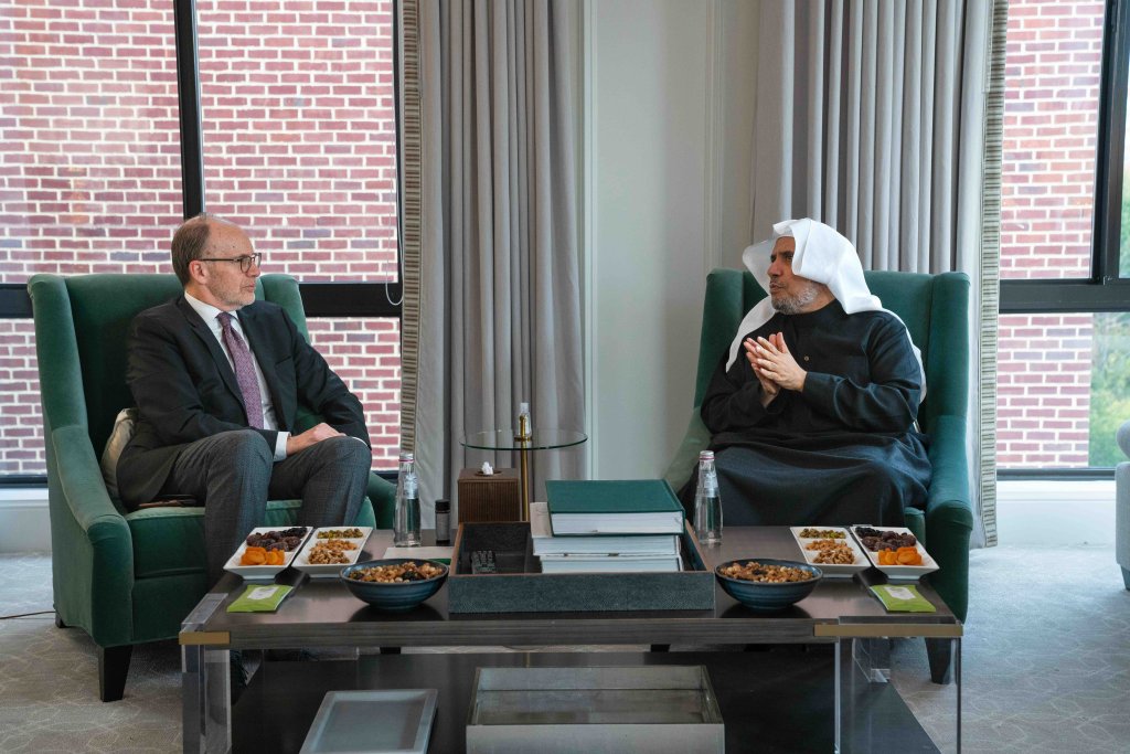 عزت مآب شیخ ڈاکٹر محمد العیسی نے واشنگٹن میں اپنی رہائش گاہ پر عرب خلیجی ریاست انسٹی ٹیوٹ کے صدر سفیر ڈگلس سیلی مان سے ملاقات کی