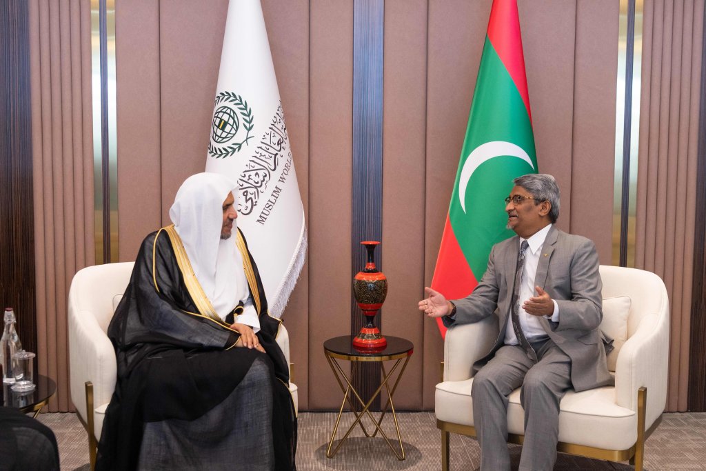 التقى معالي الشيخ د. محمد العيسى‬⁩ بمعالي وزير الشؤون الخارجية في جمهورية المالديف‬⁩، السيد أحمد خليل