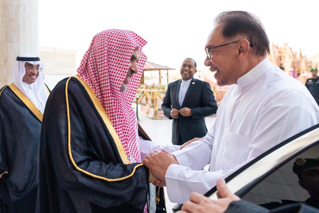 در منزل این بزرگوار در مکه: د.محمد العیسی در‌ منزلش با جناب نخست وزیر کشور مالزی سید انور ابراهیم دیدار نمود.