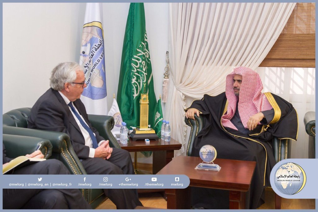 His Excellency the Secretary General of the Muslim World League receives in his offices Mr. Rolf Willy Hansen, the Norwegian ambassador.