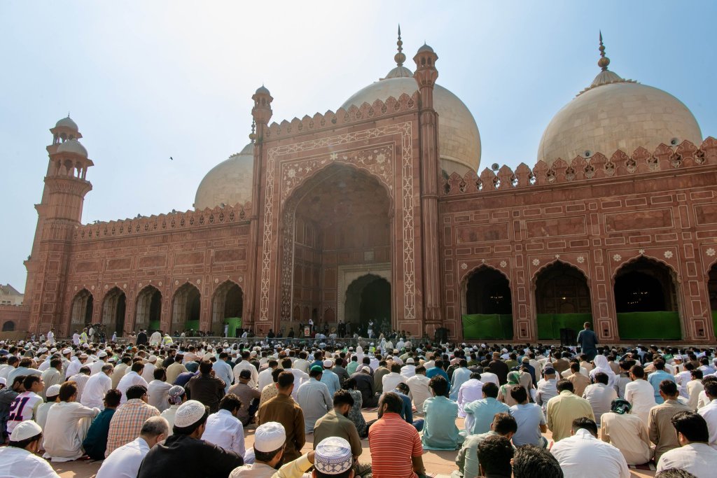 ‎باضابطہ دعوت پر لاہور کی عظیم  مسجد میں جو اپنے منفرد فن تعمیر  اور ایک لاکھ سے زائد نمازیوں کی گنجائش کی وجہ سے عالمی شہرت رکھتی ہے: ‎عزت مآب شیخ ڈاکٹر #محمد_العیسی نے آج اسلام میں اخلاقی اقدار کے موضوع پر جمعہ کے اجتماع سے خطاب کیا