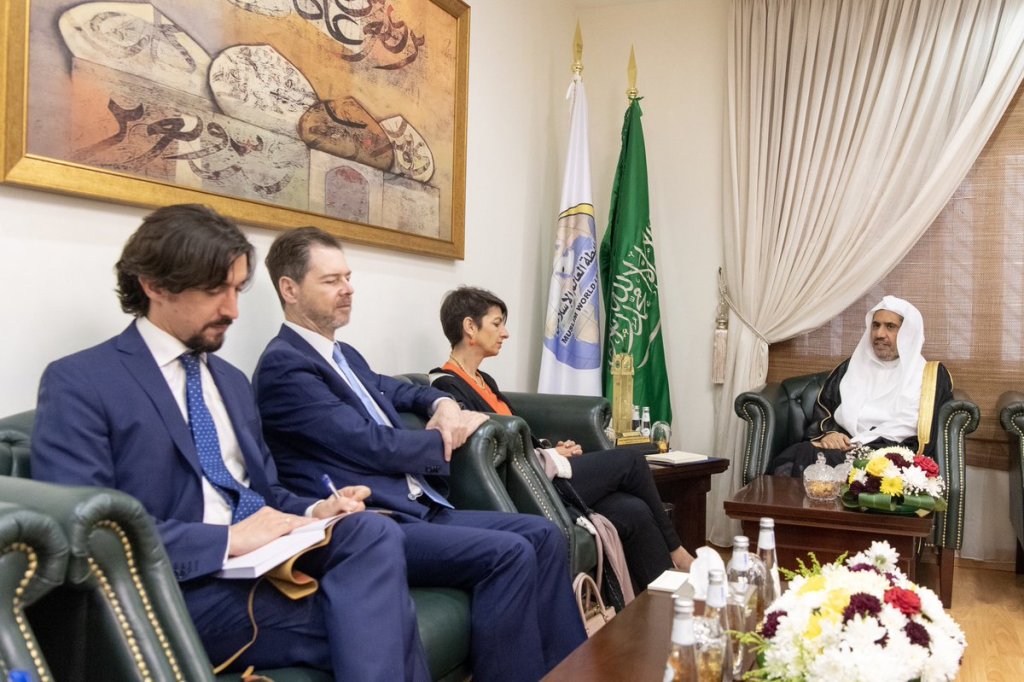 Le D. Mohammad Alissa a reçu la représentante espagnole officielle pour le Moyen-Orient Mm. Eva Martinez pour une rencontre qui a porté sur des intérêts commun ; en présence de l’Ambassadeur d’Espagne auprès du Royaume M. Elfaro Iranoso.