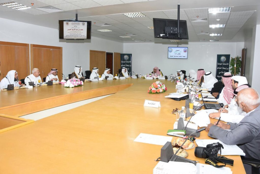 Le Secrétaire Général présidant cette nuit la réunion d'administration de l'OMSI au siège de la Ligue à La Mecque.