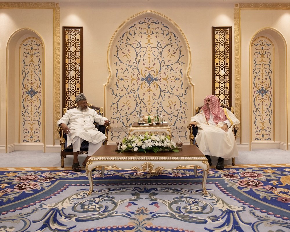 Le Secrétaire Général, Président de l'Organisation des savants musulmans, cheikh Muhammad Alissa a reçu au siège de la Ligue à La Mecque, le président de l'Association Ahl al-Hadith en Inde, cheikh Asghar Ali Imam Mahdi