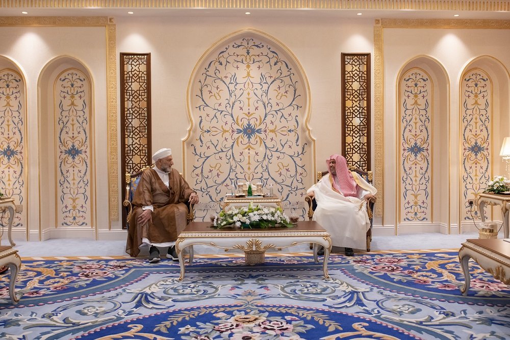 His Excellency Sheikh Dr. Mohammad Al-Issa, the Secretary-General and Chairman of the Organization of Muslim Scholars, met with the delegation of the Iraqi Fiqh Council, headed by Sheikh Dr. Dhiyauddin Abdullah Al-Saleh