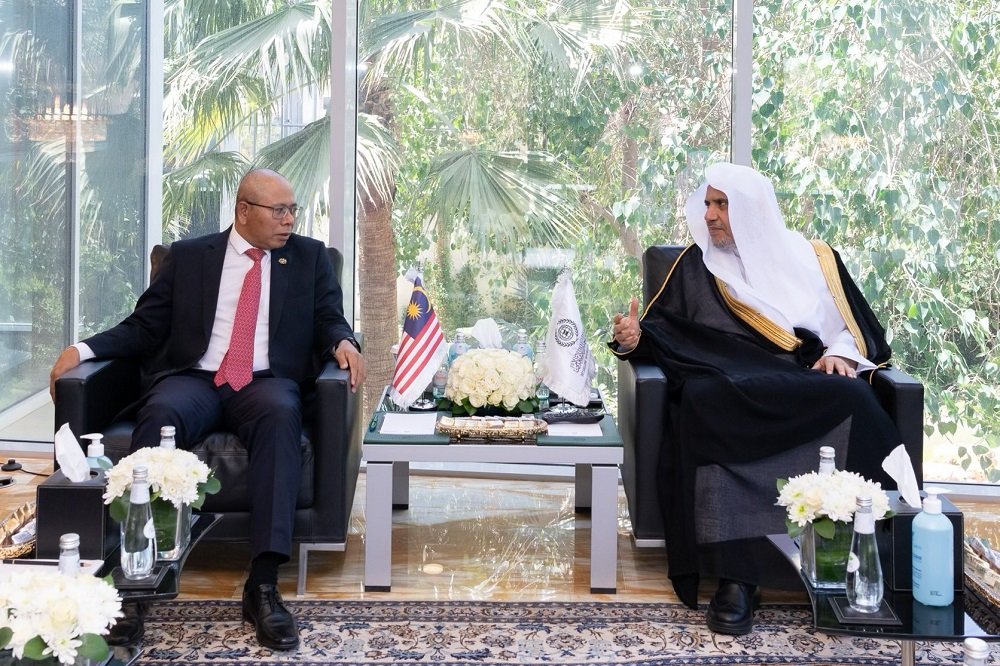 His Excellency Sheikh Dr. Mohammad Al-Issa, the Secretary-General of the MWL and Chairman of the Organization of Muslim Scholars, met with His Excellency Datuk Wan Zaidi Wan Abdullah, the ambassador of Malaysia to the Kingdom of Saudi Arabia