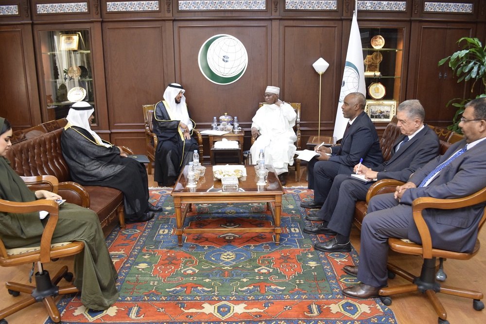 Le Secrétaire Général de l'Organisation de la Coopération Islamique, M. Hussein Ibrahim Taha, aujourd'hui dans son bureau au siège du Secrétariat Général à Djeddah,le Secrétaire Général Adjoint de la Ligue islamique mondiale, cheikh Abdul Rahman Al-Zaid