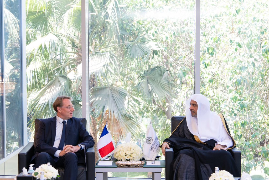 ‏Yang Mulia Sekretaris Jenderal, Ketua Asosiasi Ulama Muslim, Syekh Dr. Mohammed Al-Issa  menerima di kantornya di Riyadh, Duta Besar Republik Prancis untuk Kerajaan Arab Saudi
