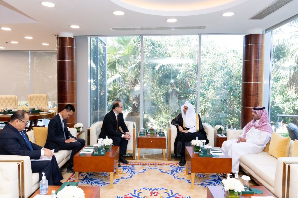  عزت مآب شیخ ڈاکٹر محمد العیسی نے اپنے ریاض دفتر میں مملکت سعودی عرب میں تائی پے کے اقتصادی اور ثقافتی نمائندے محترم سفیر جناب ٹنگ ژنگ پنگ اور ان کے ہمراہ وفد سے ملاقات کی