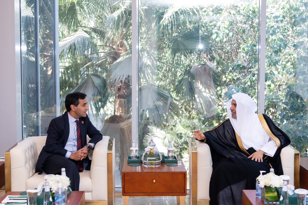 Yang Mulia Sekretaris Jenderal LMD, Ketua Asosiasi Ulama Muslim, Syekh Dr. Mohammed Al-issa , bertemu di kantornya di Riyadh dengan Yang Mulia Anggota Parlemen Inggris, Tuan Rehman Chishti