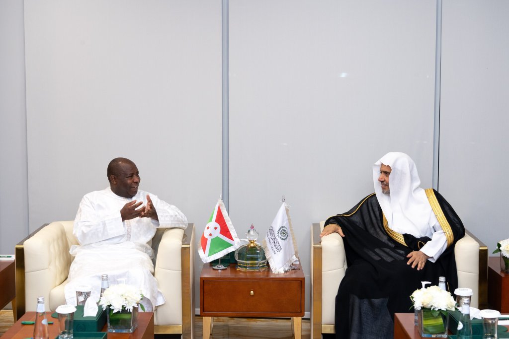 Yang Mulia Presiden Republik Burundi, Tuan Évariste Ndayishimiye, mengunjungi Liga Muslim Dunia di kantornya di Riyadh