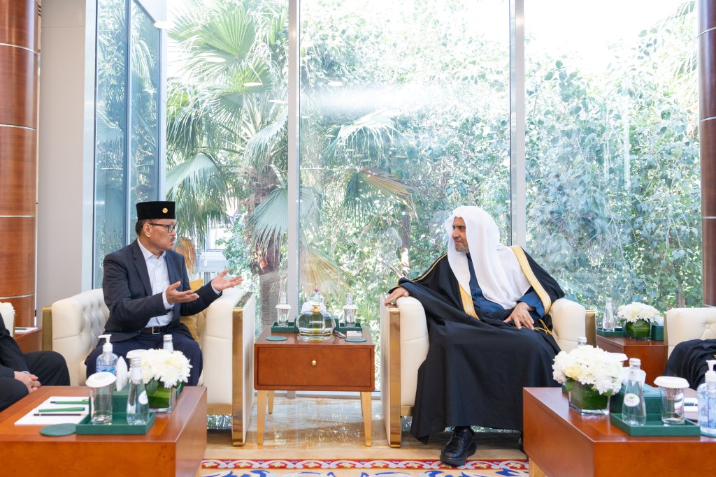 His Excellency Sheikh Dr. Mohammed Al-Issa, Secretary-General of the MWL and Chairman of the Organization of Muslim Scholars, met with His Excellency Mr. Guiling A. Mamondiong, Secretary of the National Commission on Muslim Filipinos, and His Excellency Dr. Abdul Hannan Tago, Executive President of the Ulama Supreme Council of the Philippines for Peace and Development