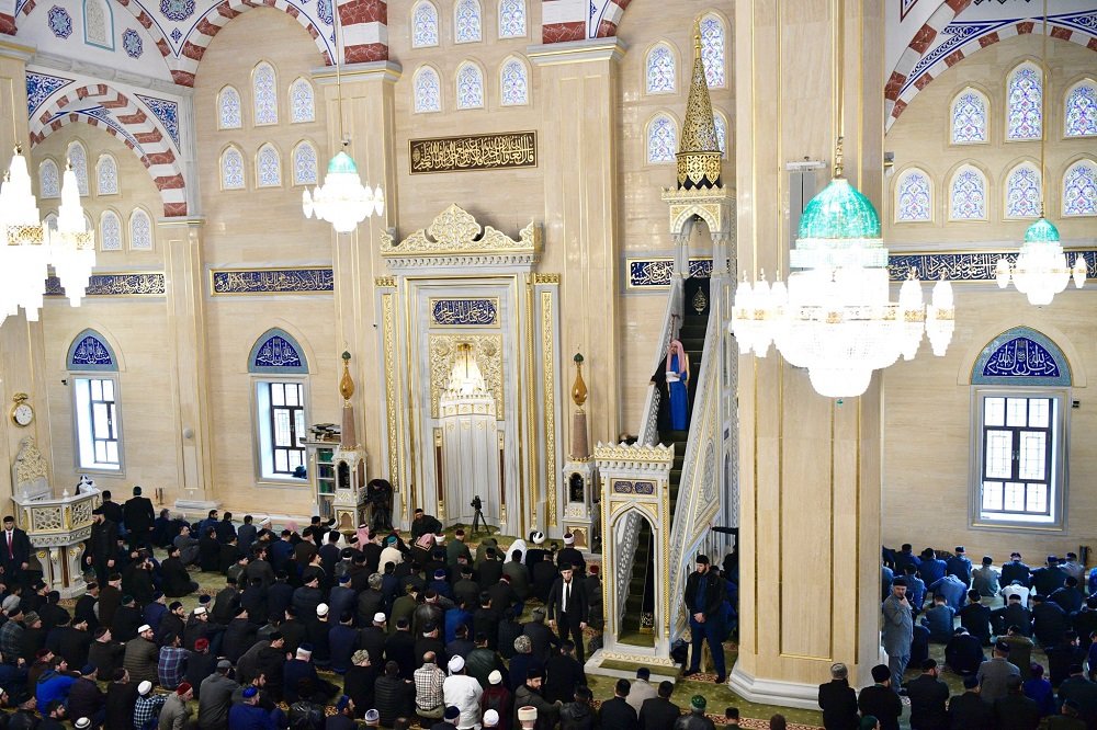 عزت مآب شیخ ڈاکٹر محمد العیسی جمہوریہ چیچینیا کے شہر گروزنی کی جامع مسجد میں محترم چیچن صدر اور عالم اسلامی کے مفتیان عظام وعلمائے کرام کی موجودگی میں خطبۂ جمعہ سے خطاب کررہے ہیں