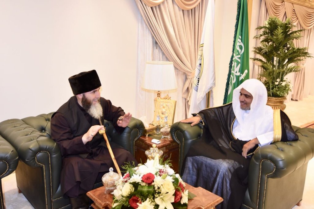 Le SG, Cheikh Al-Issa signant à La Mecque avec le Mufti de Tchétchénie, Cheikh Salah Mezhiev, un accord de collaboration dans divers domaines suite à un entretien ayant porté sur des sujets d’intérêt commun 