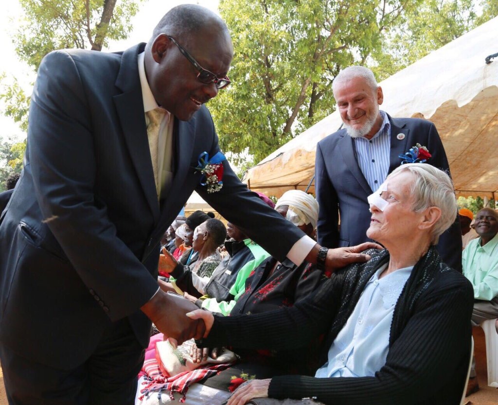 Durant sa visite le Ministre de la santé du Zimbabwe remercie au nom de son gouvernement la LIM pour ce camp d'aide médicale.