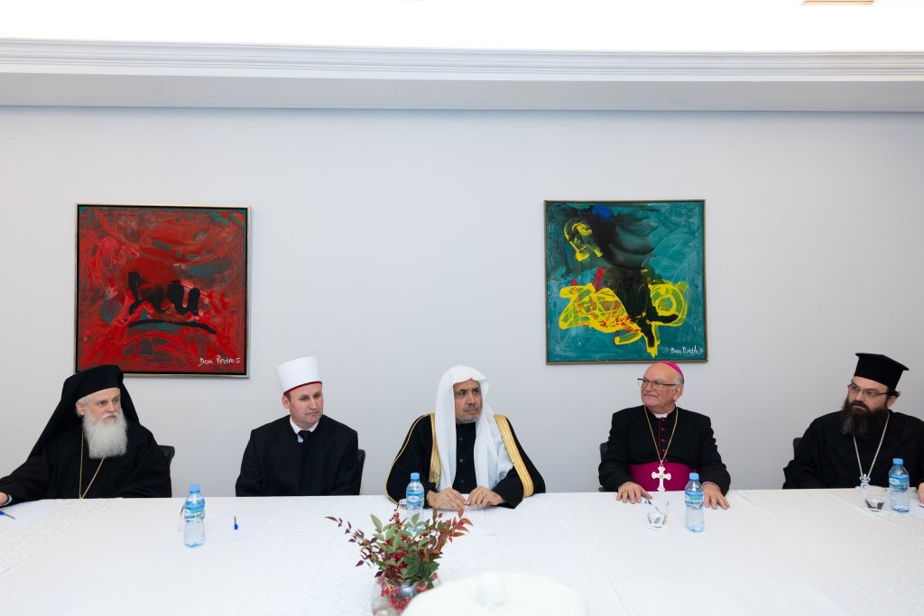 مثالی بقائے باہمی کے باوجود البانیہ کی تاریخ میں پہلی بار مشترکہ عشائیہ میں شرکت: البانیہ کی مذہبی رہنماؤں کی گول میز اجلاس میں سیکرٹری جنرل رابطہ اور چیئرمین مسلم علماء کونسل عزت مآب شیخ ڈاکٹر محمد العیسی کی میزبانی