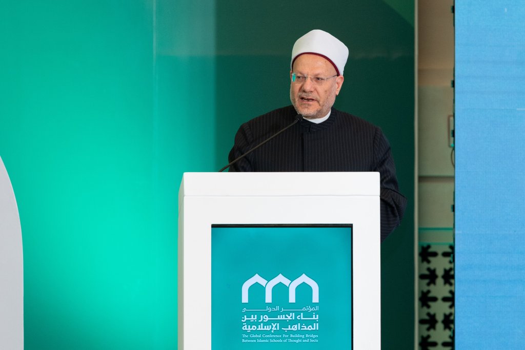جناب مفتی سرزمین مصر، آقای دکتر شیخ شوقی علام، در سخنرانی خود در جلسه اختتامیه کنفرانس: "ایجاد پل میان مذاهب اسلامی"