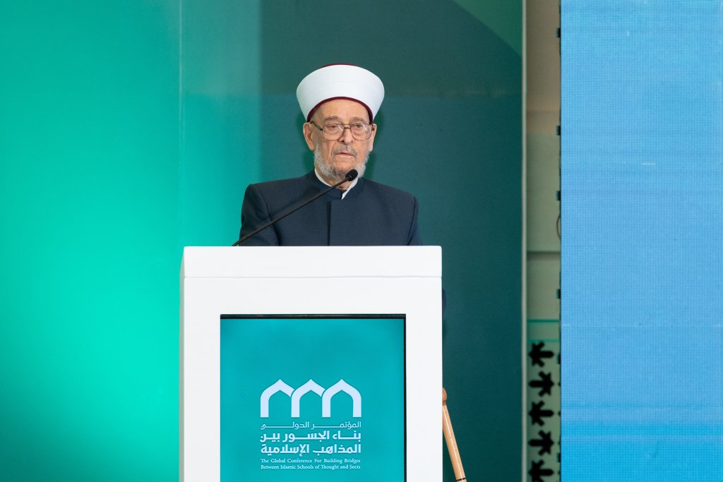 جناب رئیس دانشکده فقه عراق، آقای دکتر شیخ احمد حسن الطه، در سخنرانی خود در جلسه اختتامیه کنفرانس «ایجاد پل میان مذاهب اسلامی»