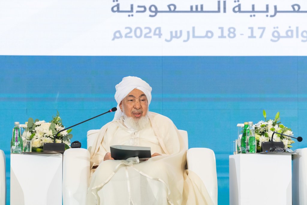 El Sheij Abdullah bin Al-Sheikh Al-Mahfuz bin Bayyah, Presidente del Consejo de los Emiratos para las opiniones legales, miembro de la Academia de jurisprudencia islámica, durante la sesión de apertura de la conferencia: